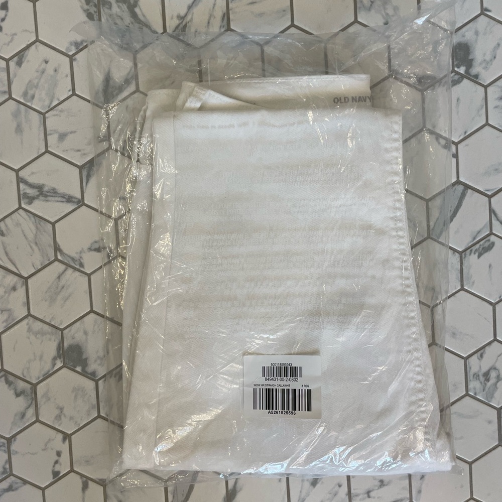 Old Navy Women's Straight Leg White Jeans - Picture 2 of 3